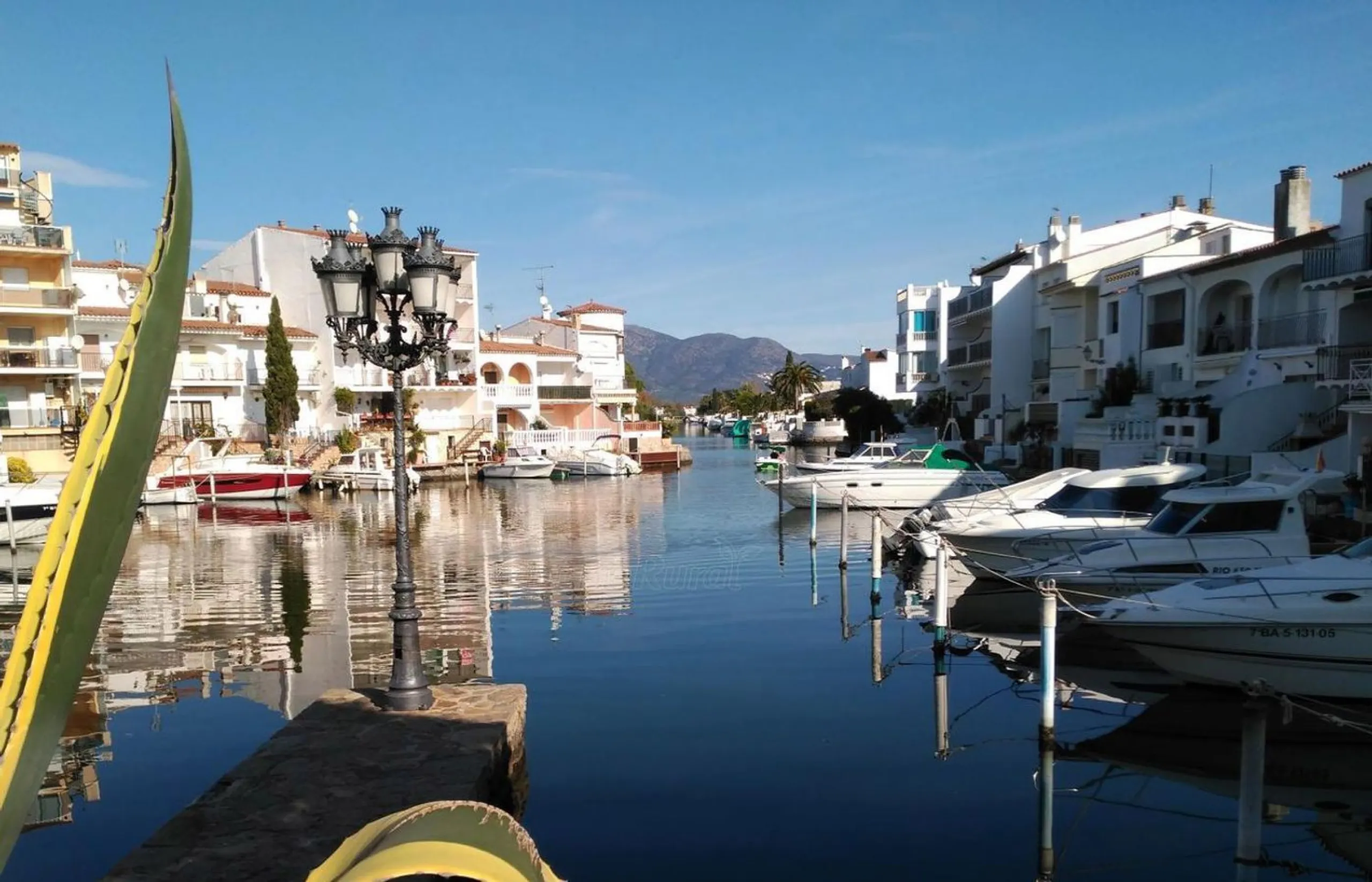 Encantadora casa de pescador reformada con amarre y vistas al canal en Empuriabrava