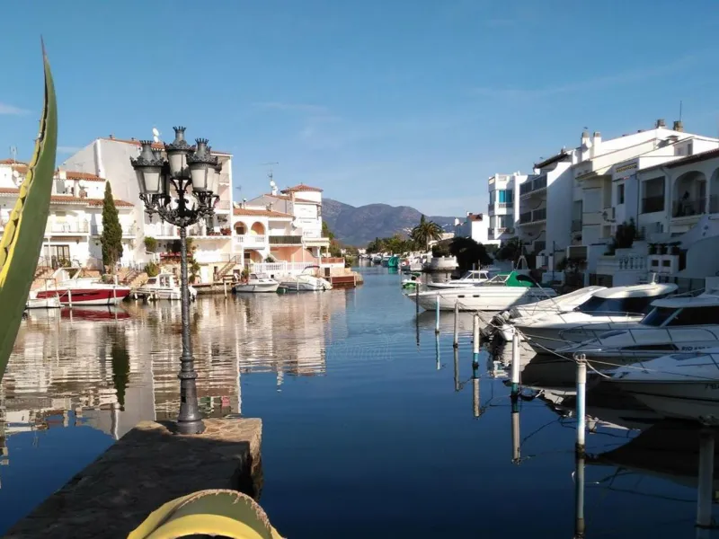 Encantadora casa de pescador reformada con amarre y vistas al canal en Empuriabrava