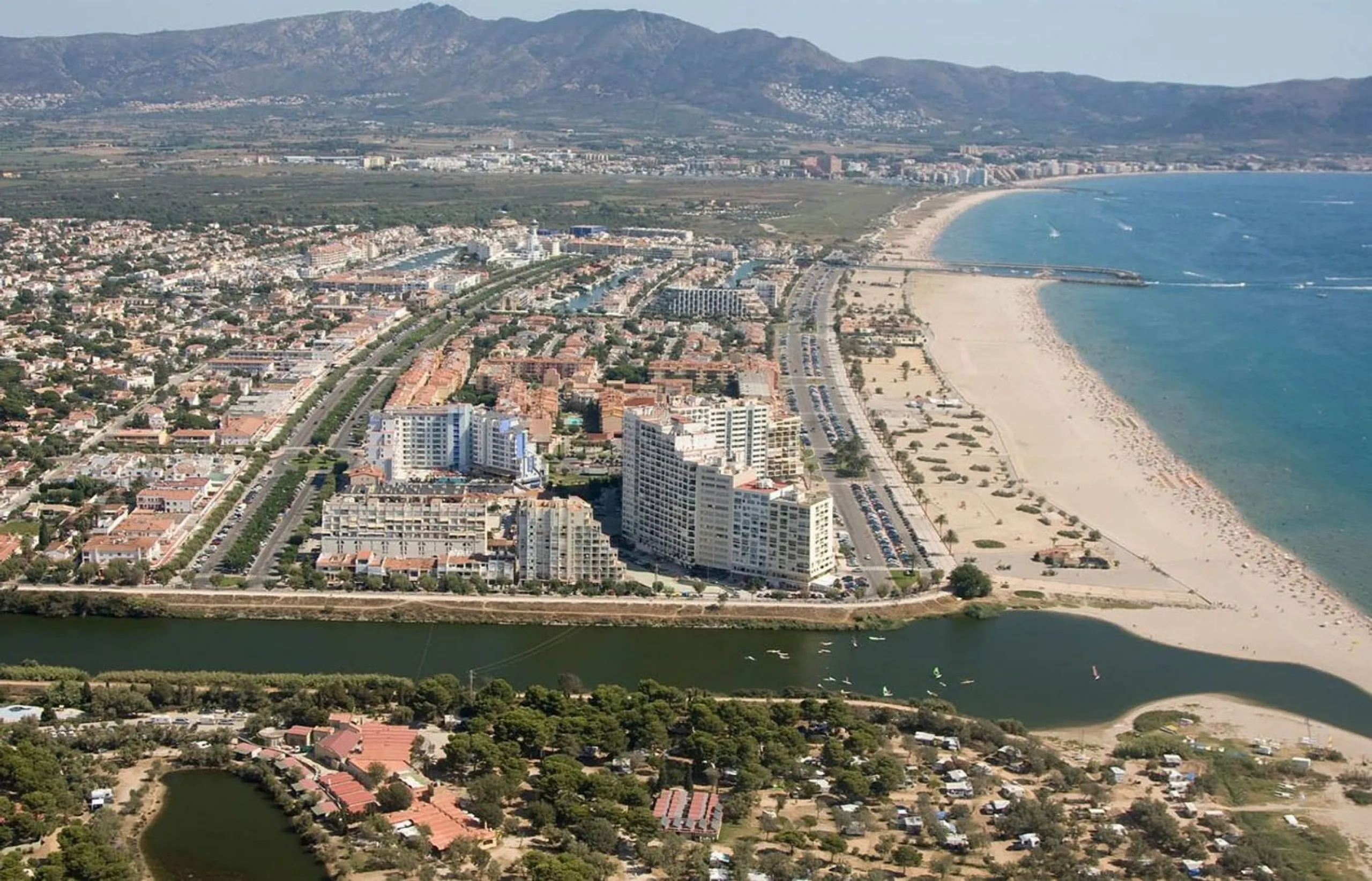 Encantadora casa de pescador reformada con amarre y vistas al canal en Empuriabrava
