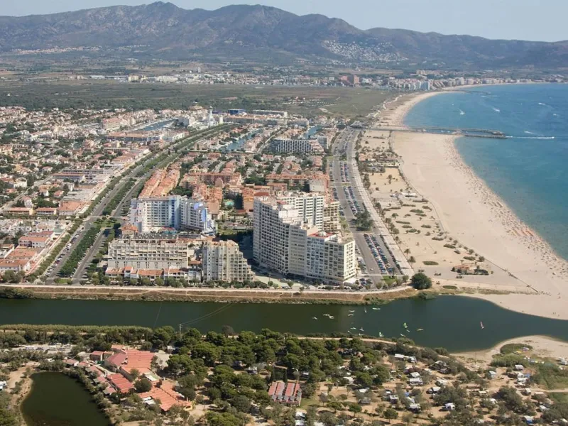 Encantadora casa de pescador reformada con amarre y vistas al canal en Empuriabrava