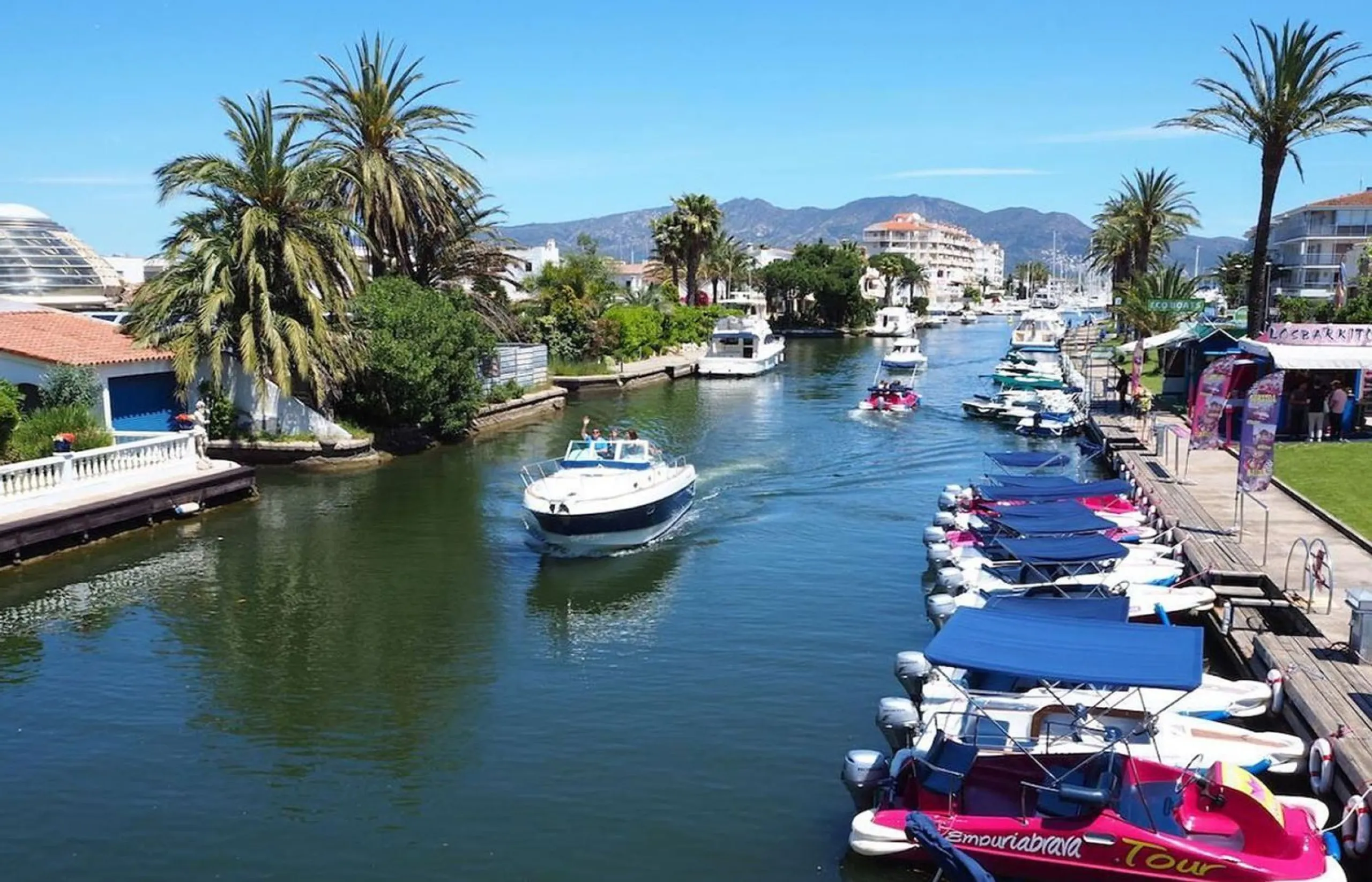 Encantadora casa de pescador reformada con amarre y vistas al canal en Empuriabrava