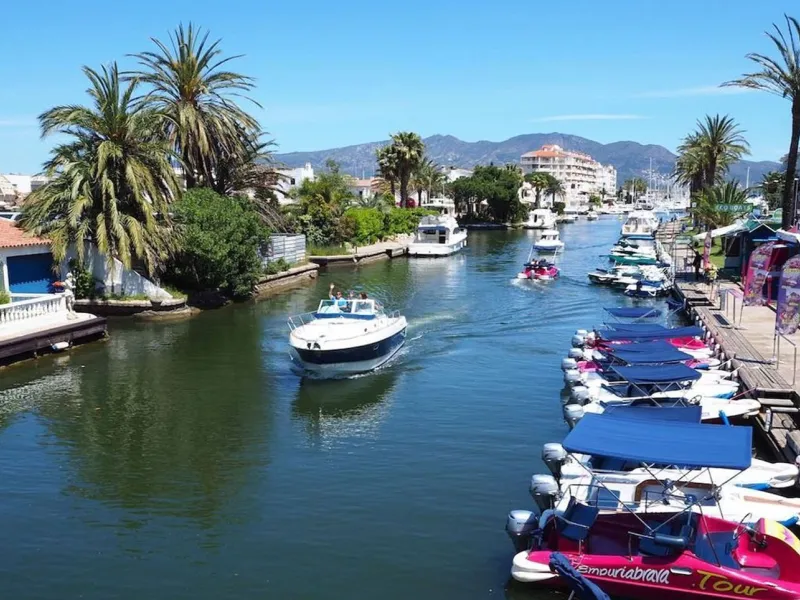 Encantadora casa de pescador reformada con amarre y vistas al canal en Empuriabrava