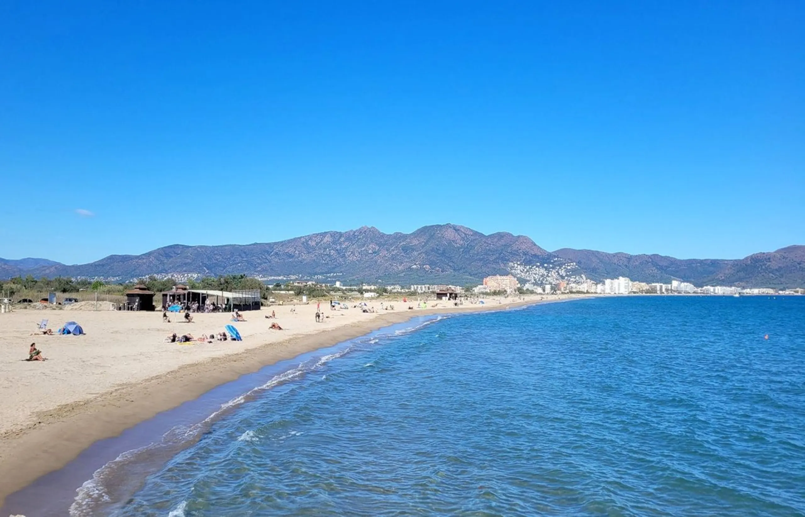 Encantadora casa de pescador reformada con amarre y vistas al canal en Empuriabrava