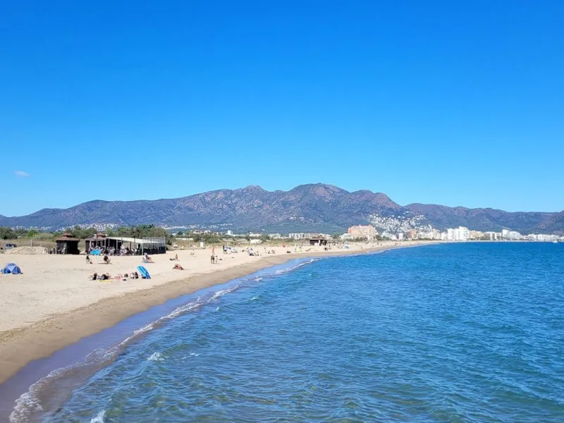 Encantadora casa de pescador reformada con amarre y vistas al canal en Empuriabrava