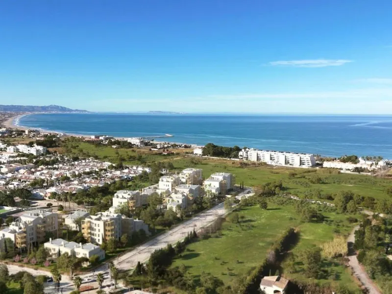 Viviendas sostenibles de nueva construcción junto al mar.