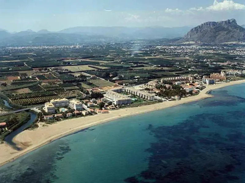 Viviendas sostenibles de nueva construcción junto al mar.