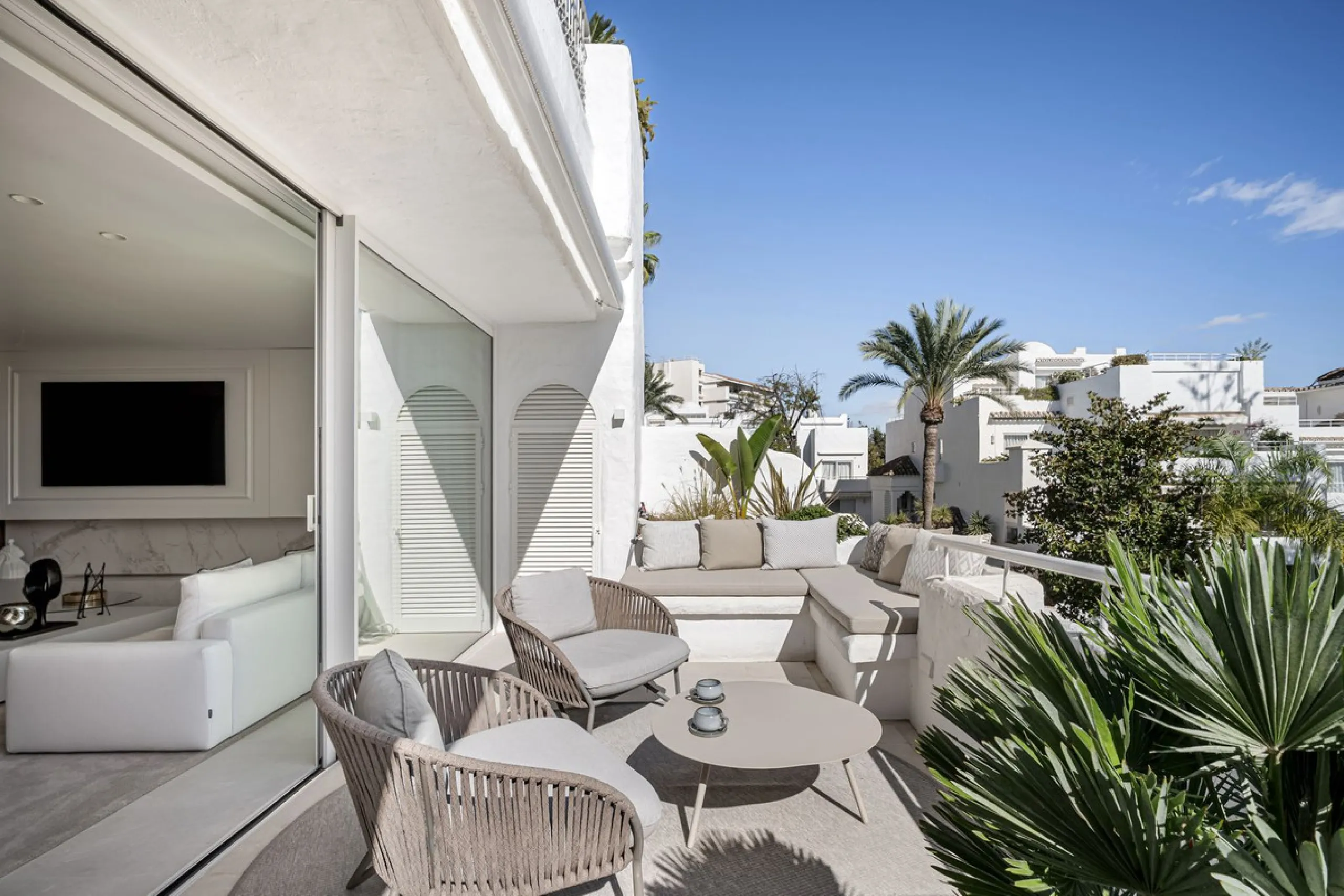 Einzigartiges, nach Süden ausgerichtetes Penthouse in erster Strandlinie – Alhambra del Mar