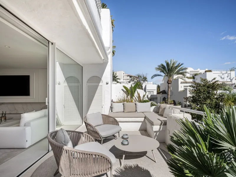 Einzigartiges, nach Süden ausgerichtetes Penthouse in erster Strandlinie – Alhambra del Mar