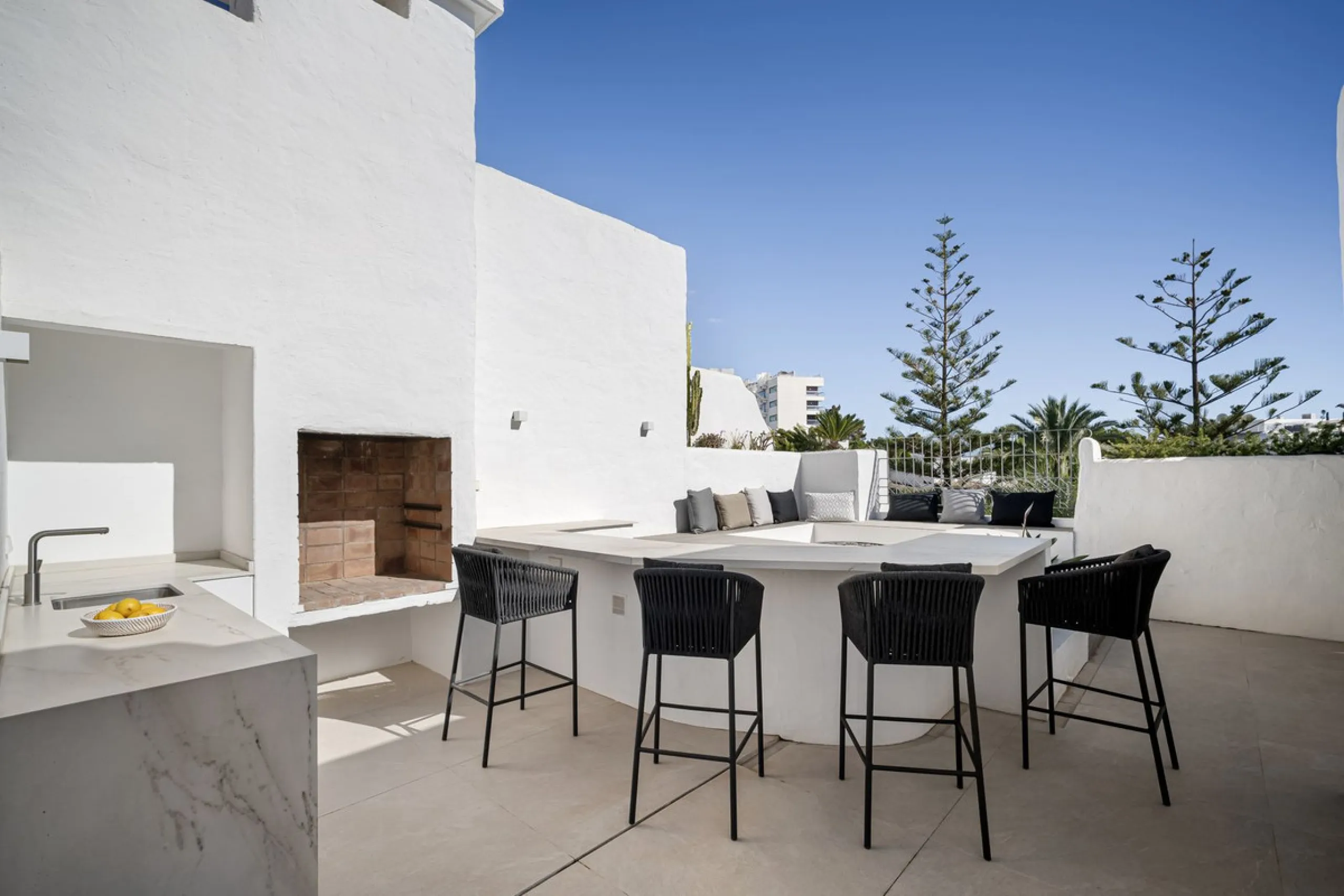 Einzigartiges, nach Süden ausgerichtetes Penthouse in erster Strandlinie – Alhambra del Mar