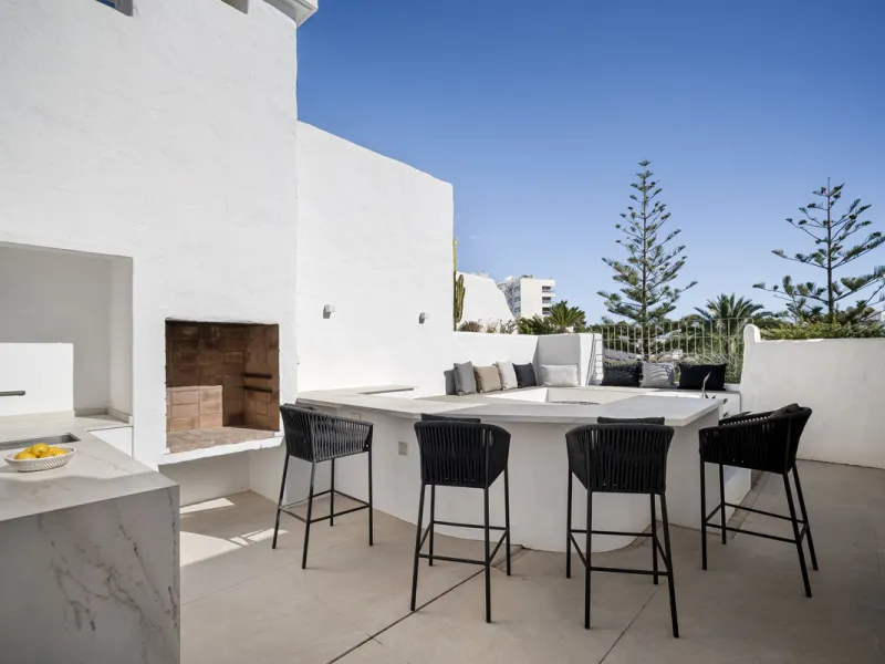 Einzigartiges, nach Süden ausgerichtetes Penthouse in erster Strandlinie – Alhambra del Mar