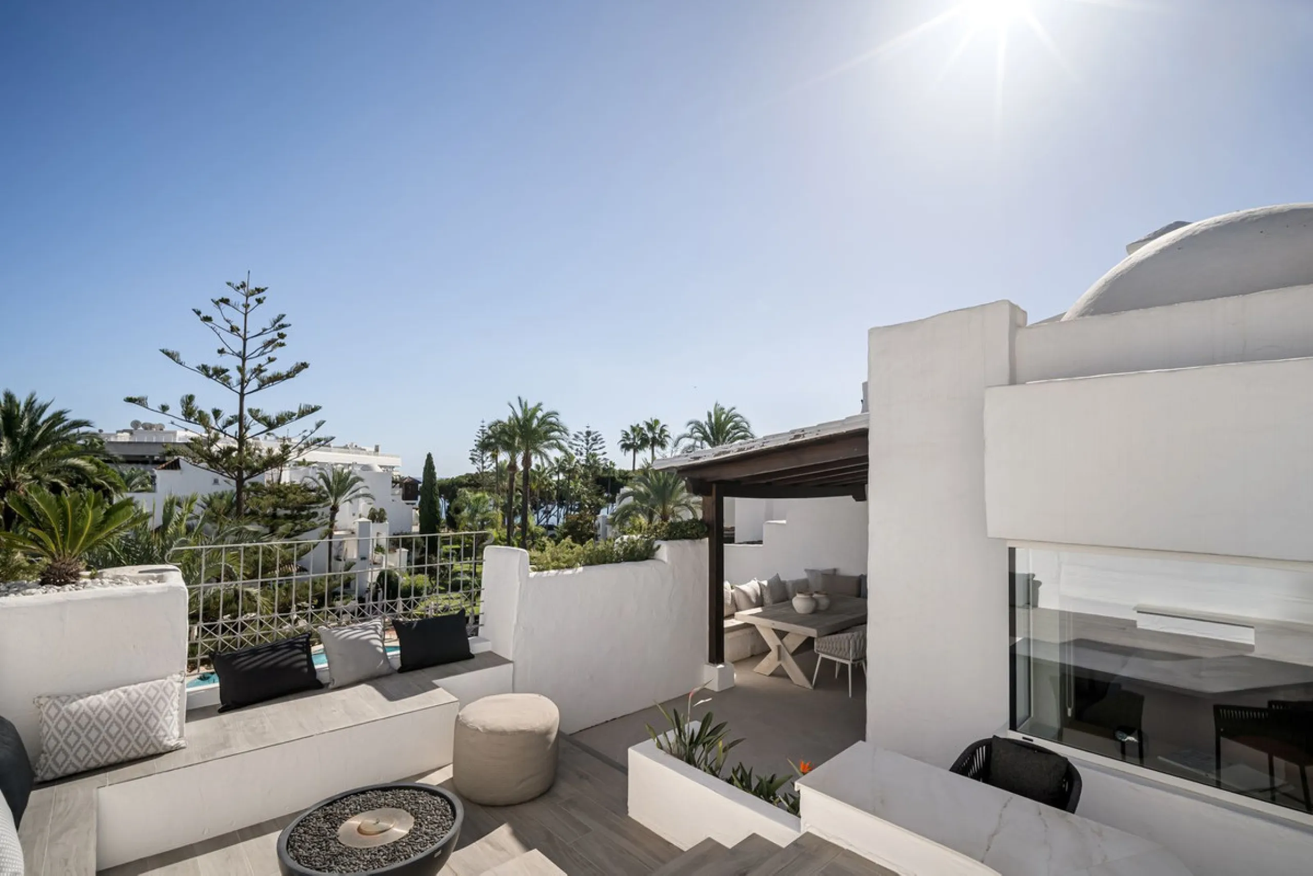 Einzigartiges, nach Süden ausgerichtetes Penthouse in erster Strandlinie – Alhambra del Mar