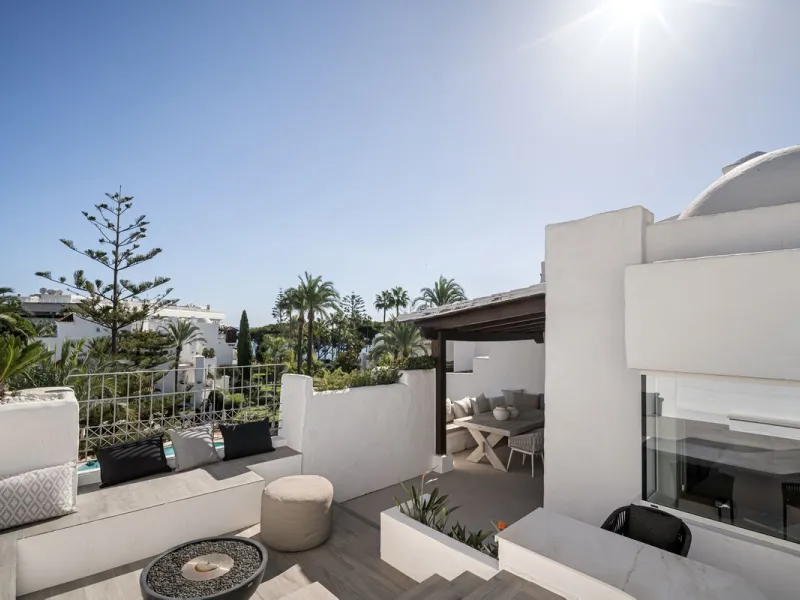 Einzigartiges, nach Süden ausgerichtetes Penthouse in erster Strandlinie – Alhambra del Mar