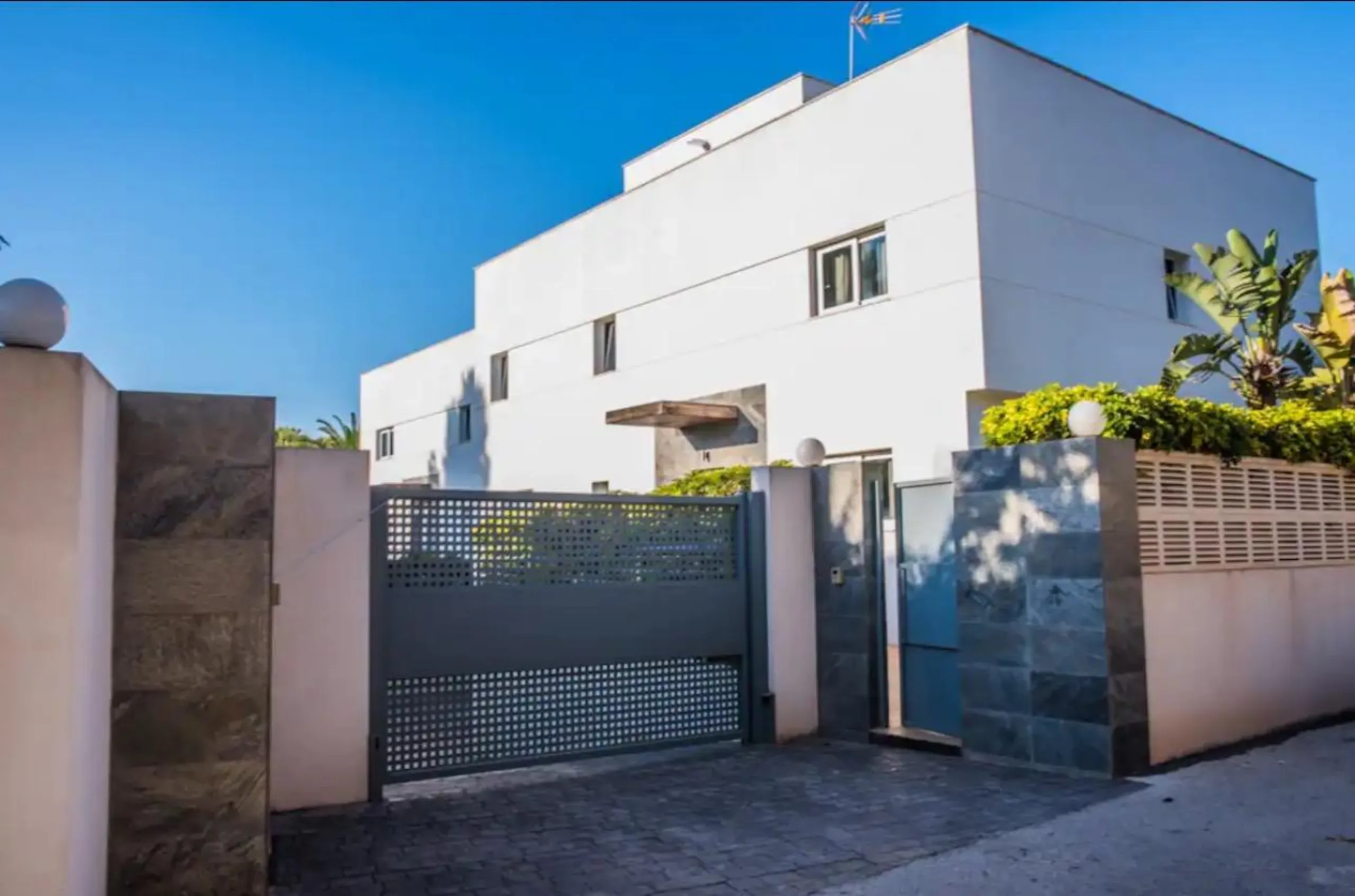 VILLA DE LUJO EN EL CENTRO DE ALBIR