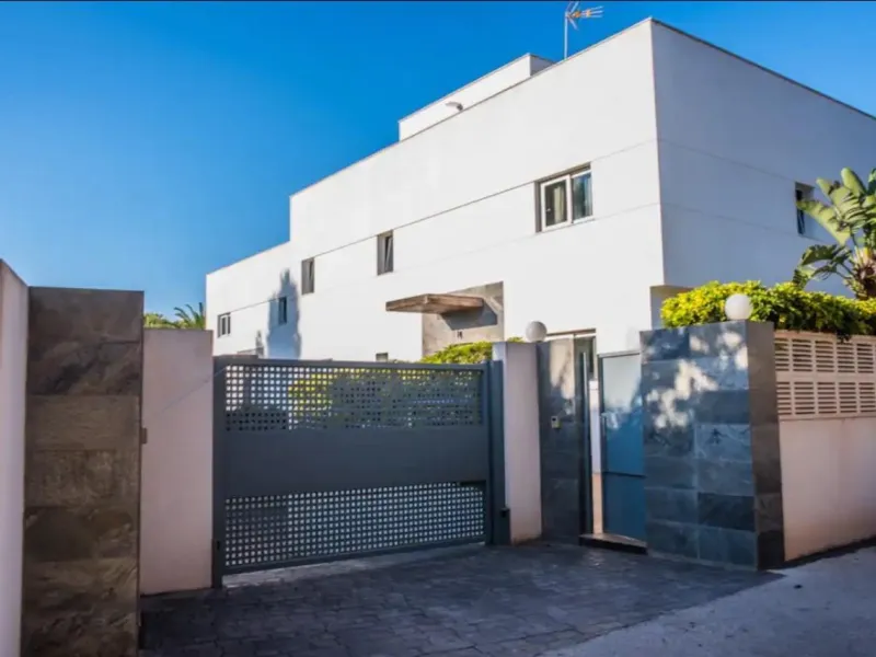 VILLA DE LUJO EN EL CENTRO DE ALBIR