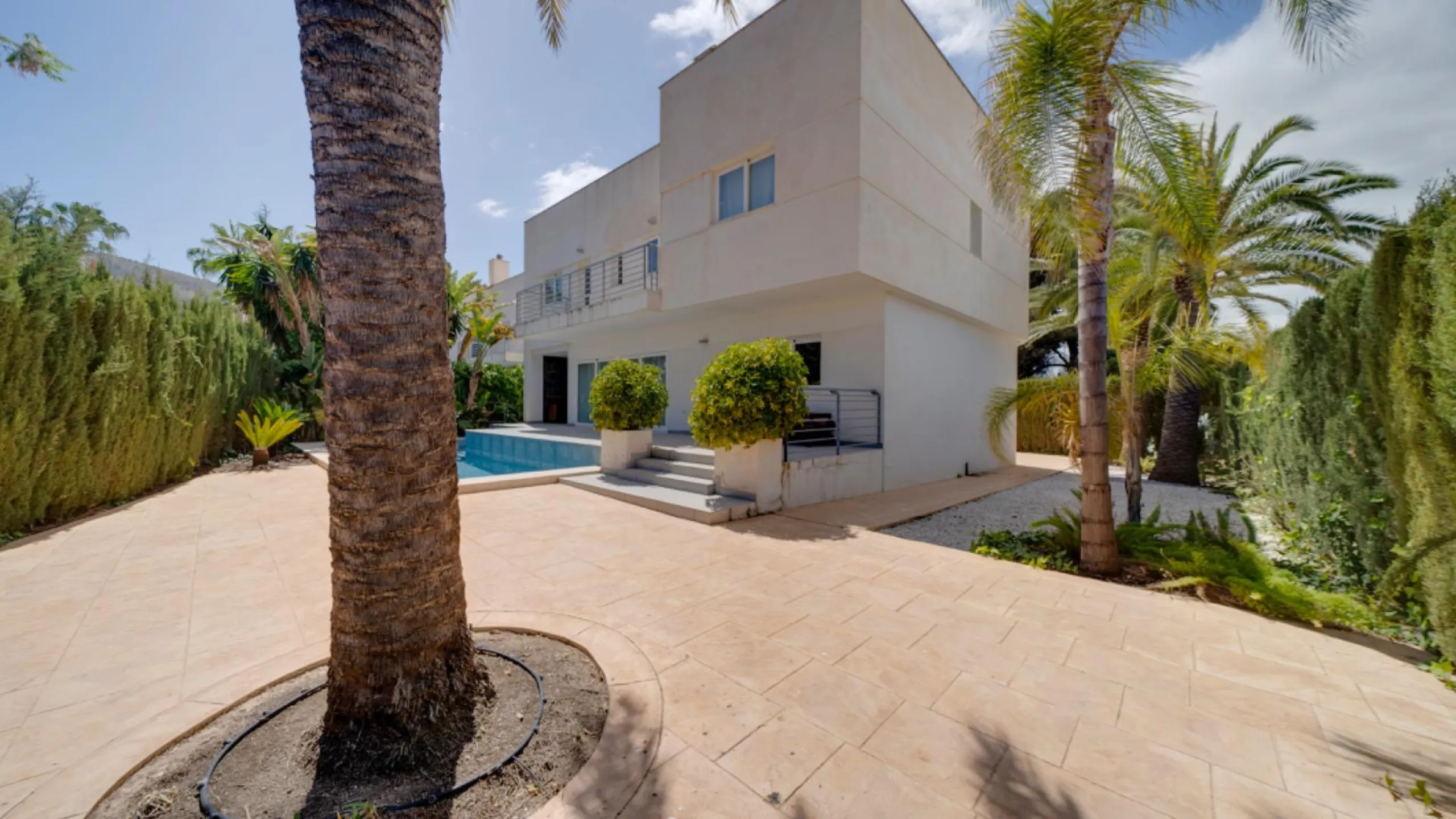 VILLA DE LUJO EN EL CENTRO DE ALBIR