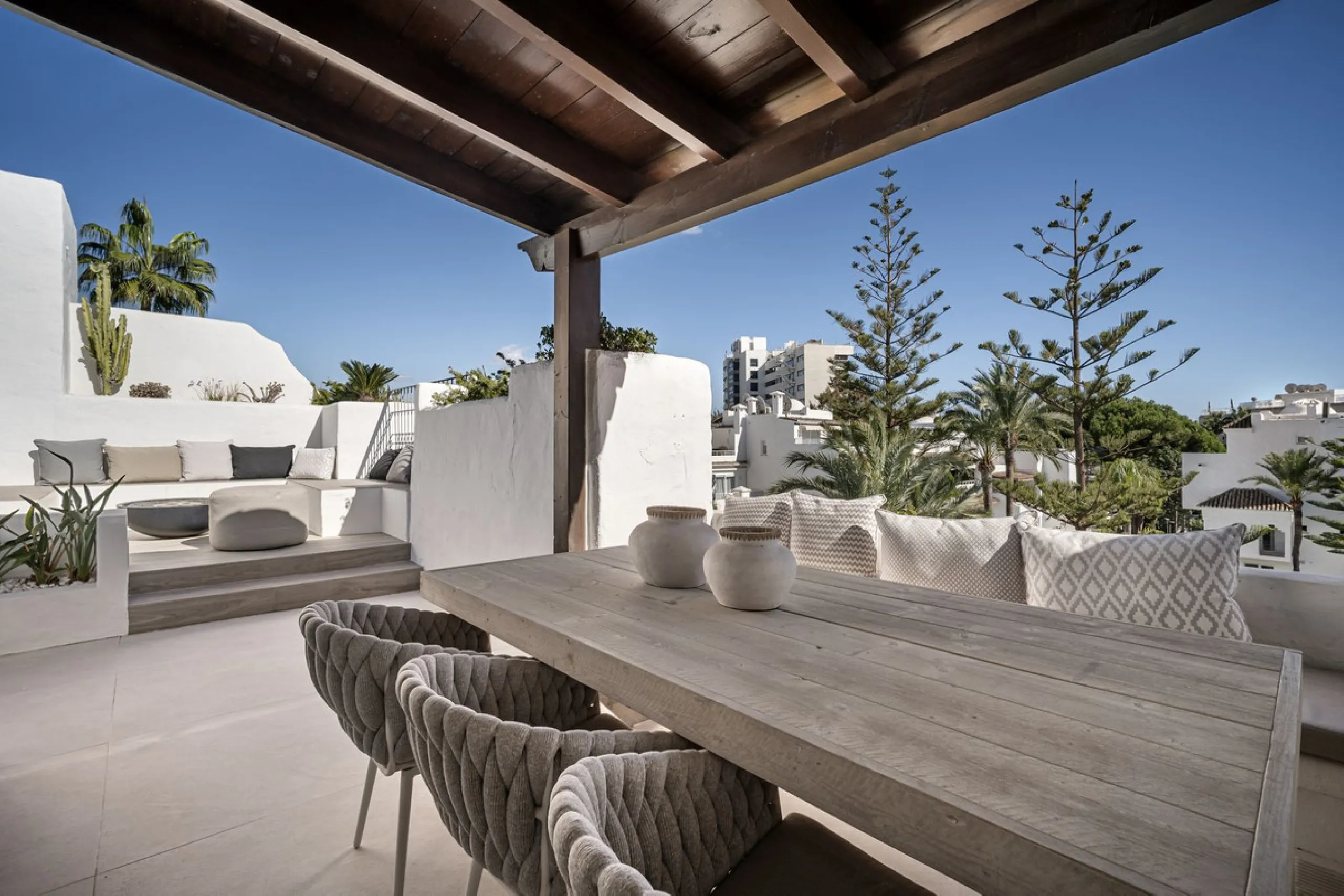 Einzigartiges, nach Süden ausgerichtetes Penthouse in erster Strandlinie – Alhambra del Mar