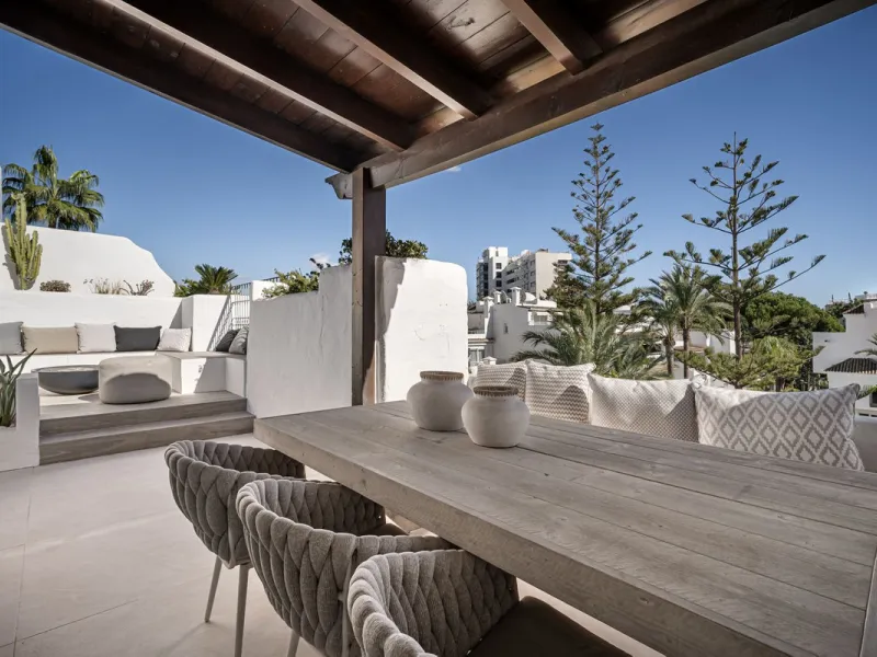 Einzigartiges, nach Süden ausgerichtetes Penthouse in erster Strandlinie – Alhambra del Mar