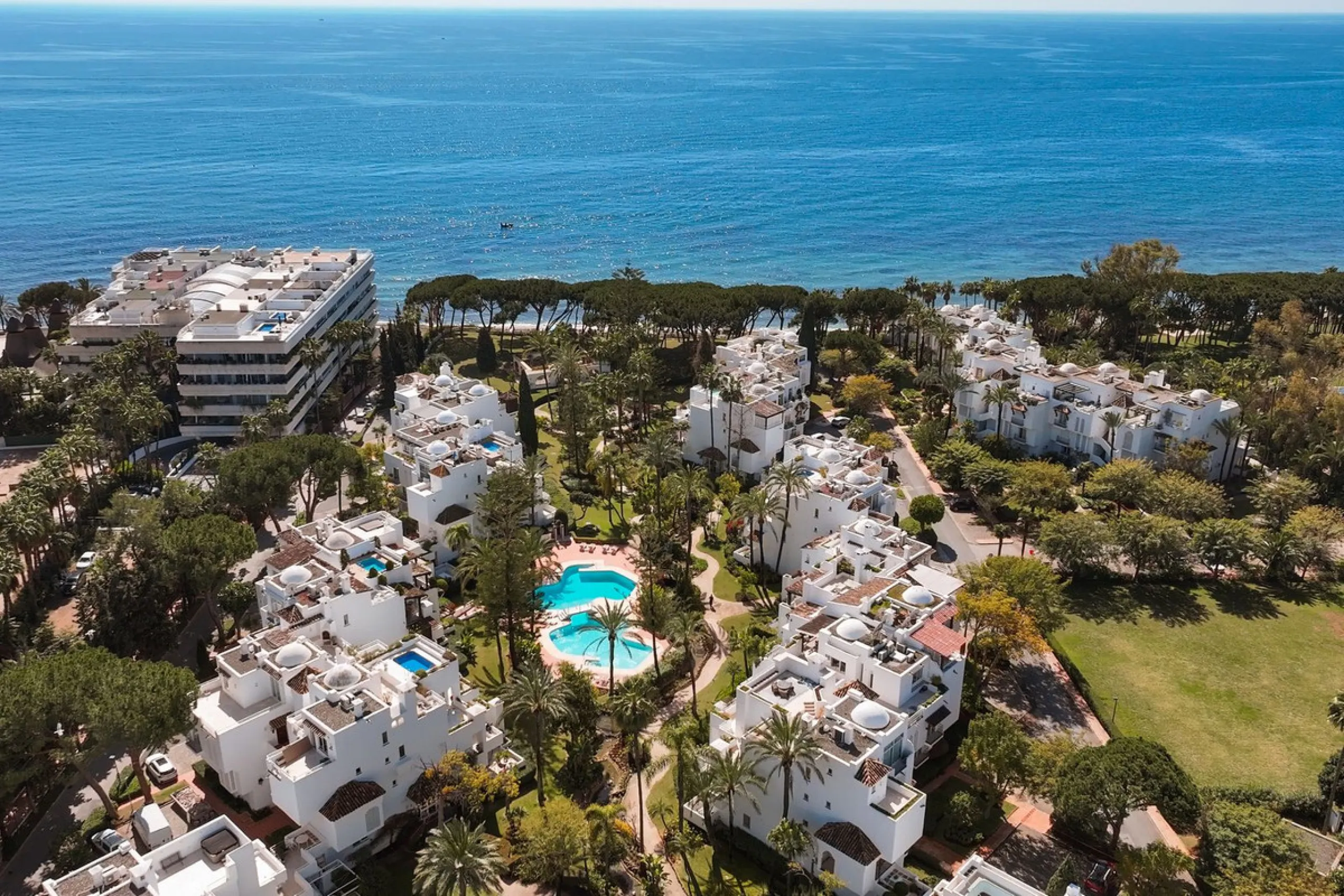 Einzigartiges, nach Süden ausgerichtetes Penthouse in erster Strandlinie – Alhambra del Mar
