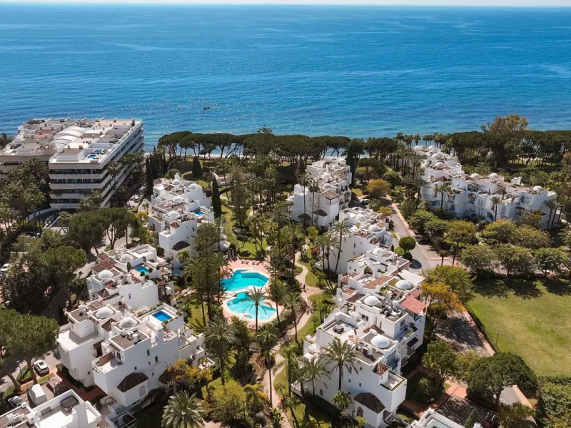 Einzigartiges, nach Süden ausgerichtetes Penthouse in erster Strandlinie – Alhambra del Mar