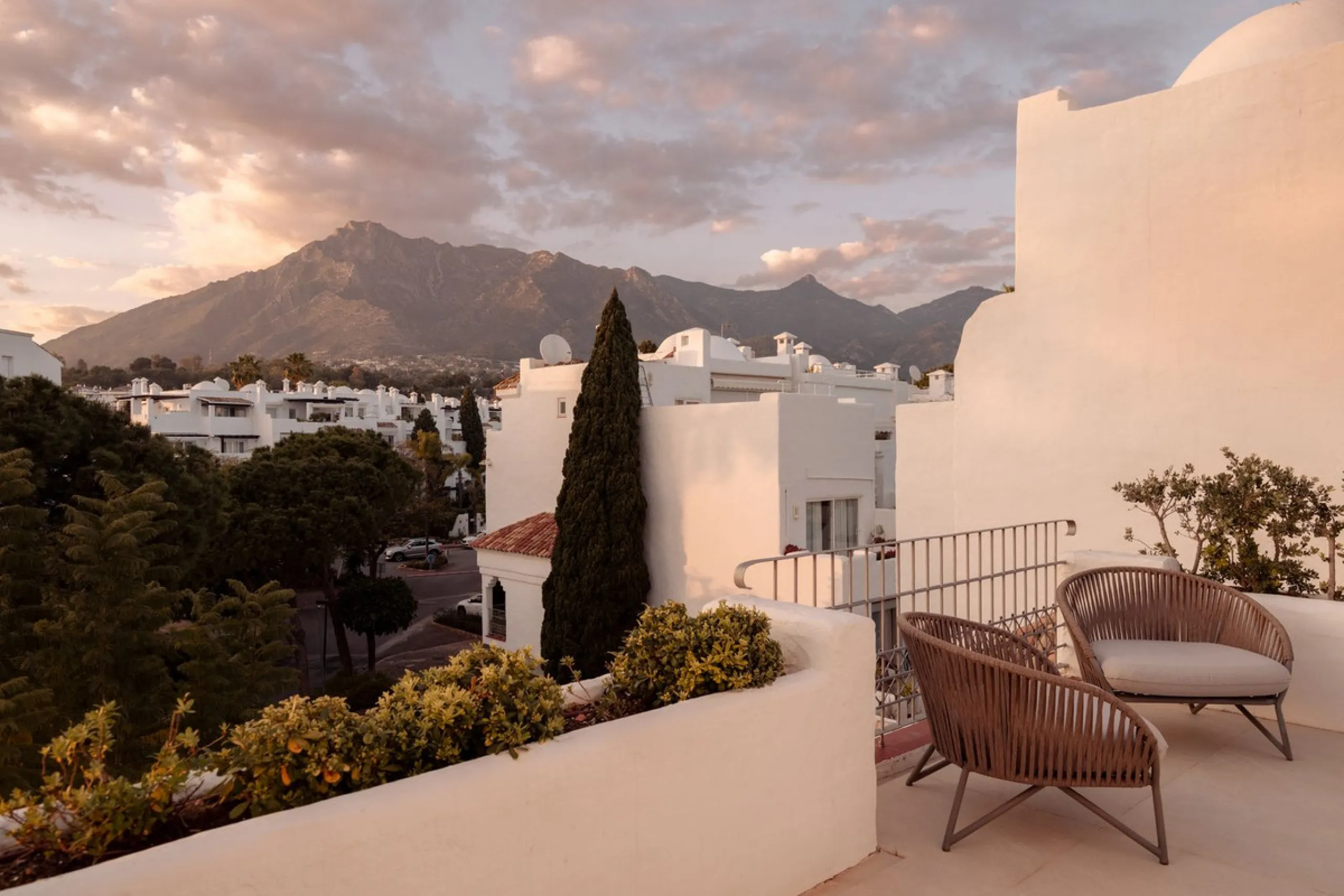 Einzigartiges, nach Süden ausgerichtetes Penthouse in erster Strandlinie – Alhambra del Mar