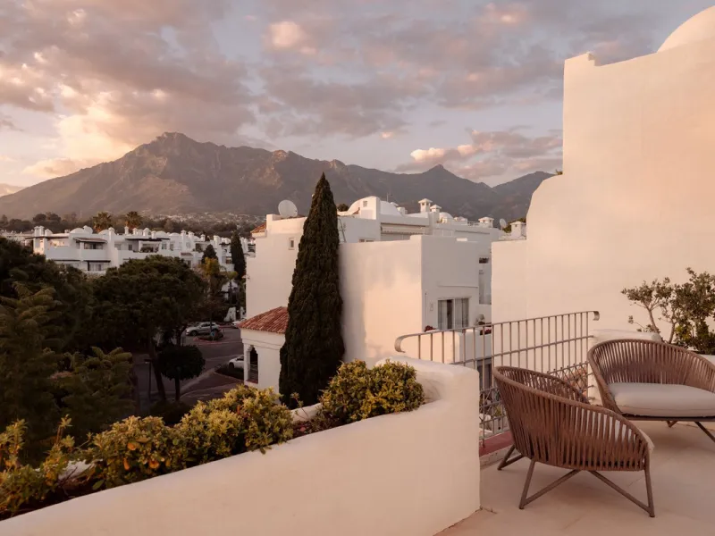 Einzigartiges, nach Süden ausgerichtetes Penthouse in erster Strandlinie – Alhambra del Mar
