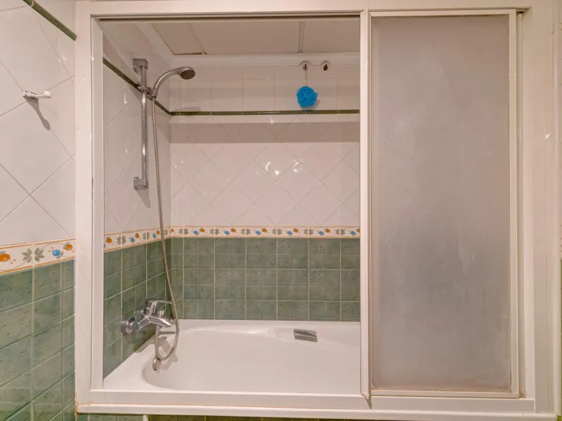 Large corner semi-detached house with sea views,