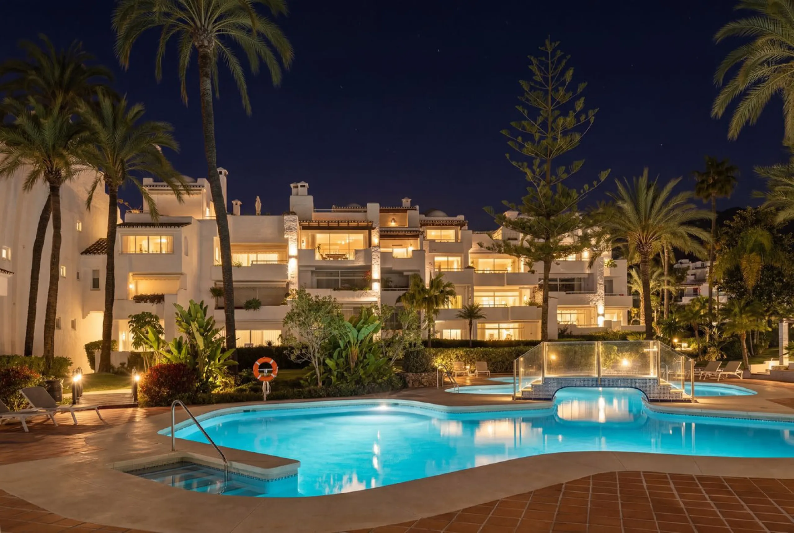 Einzigartiges, nach Süden ausgerichtetes Penthouse in erster Strandlinie – Alhambra del Mar