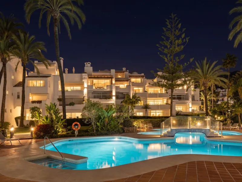 Einzigartiges, nach Süden ausgerichtetes Penthouse in erster Strandlinie – Alhambra del Mar