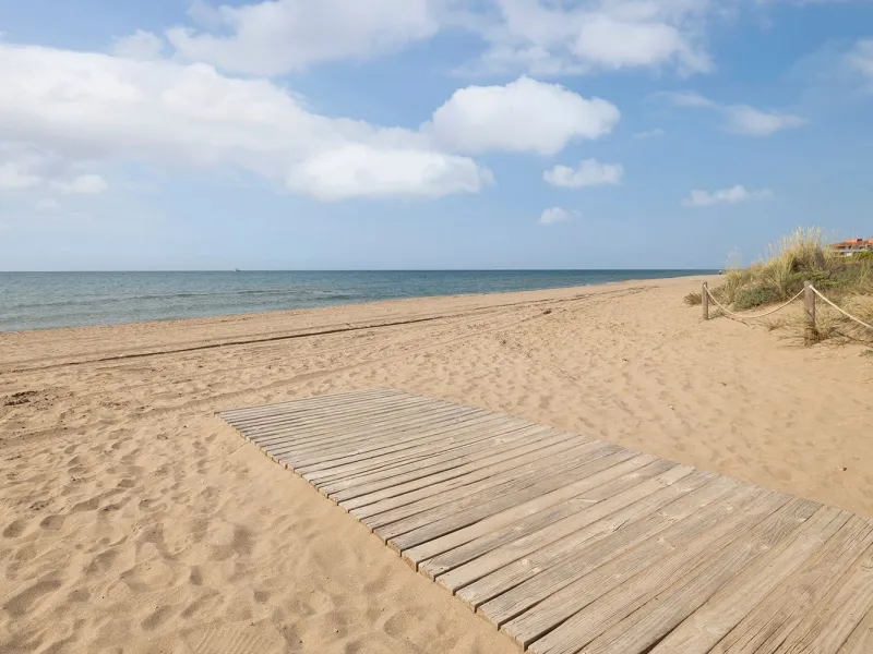 Piso con vistas al mar y terraza en Gava Mar – Primera línea de playa
