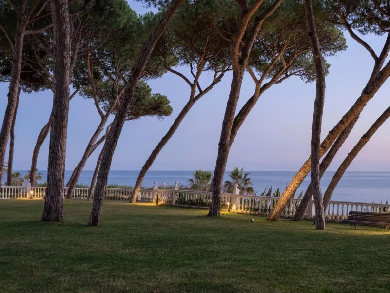 Einzigartiges, nach Süden ausgerichtetes Penthouse in erster Strandlinie – Alhambra del Mar