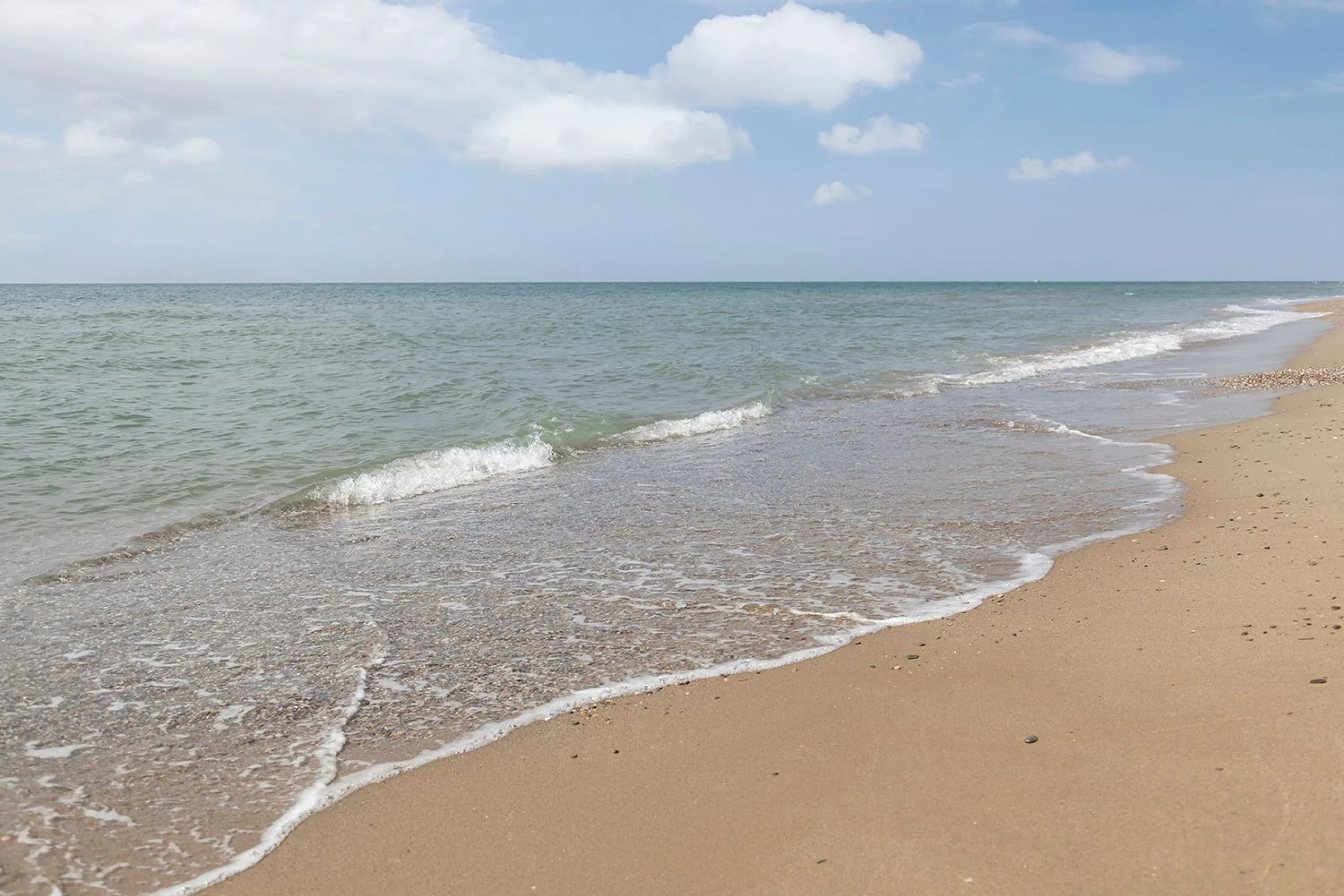 Piso con vistas al mar y terraza en Gava Mar – Primera línea de playa