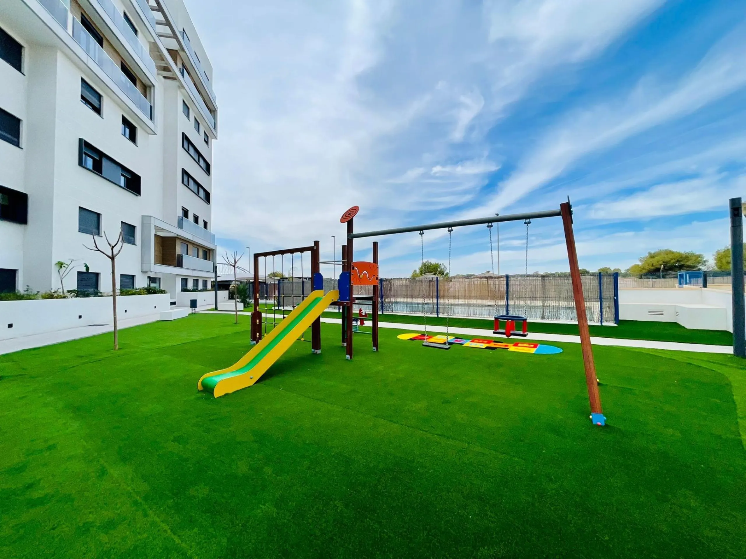 ¡ KEY READY ! Esplendido ático a estrenar en Sea Gardens con panorámica vista al mar !