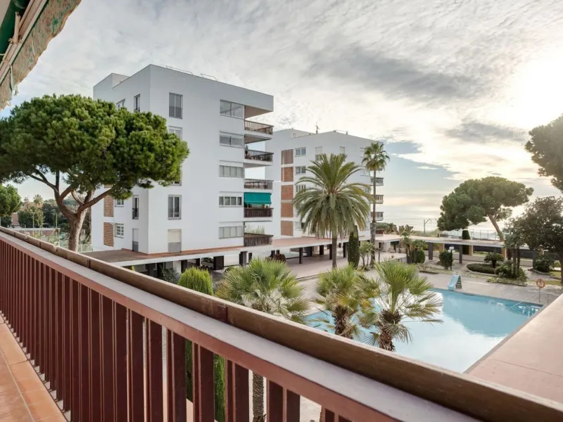 Bright Apartment with Terrace and Pool in the Beach Area of Sant Andreu de Llavaneres, Next to Port Balís