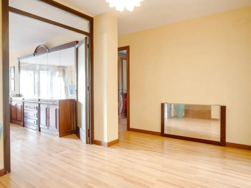 Bright Apartment with Terrace and Pool in the Beach Area of Sant Andreu de Llavaneres, Next to Port Balís