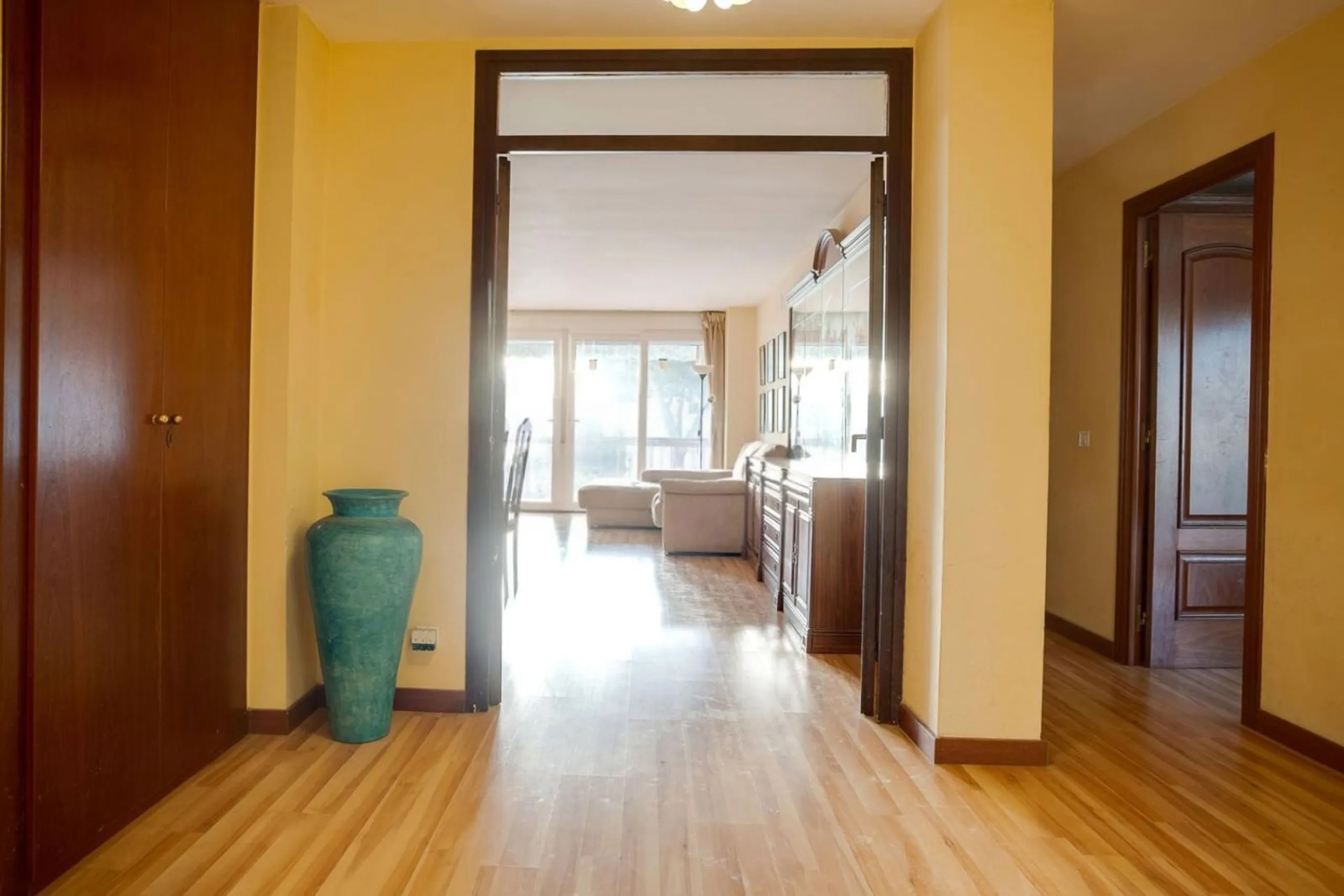 Bright Apartment with Terrace and Pool in the Beach Area of Sant Andreu de Llavaneres, Next to Port Balís