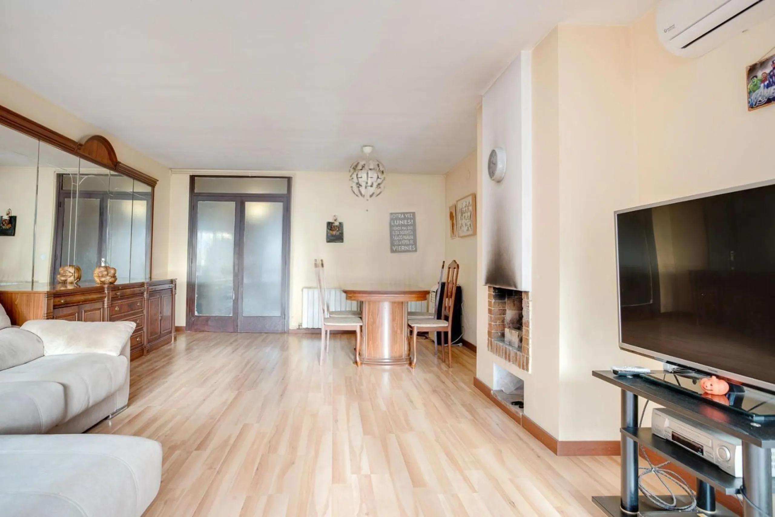 Bright Apartment with Terrace and Pool in the Beach Area of Sant Andreu de Llavaneres, Next to Port Balís