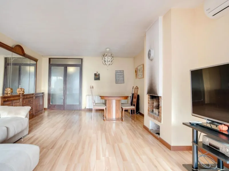 Bright Apartment with Terrace and Pool in the Beach Area of Sant Andreu de Llavaneres, Next to Port Balís
