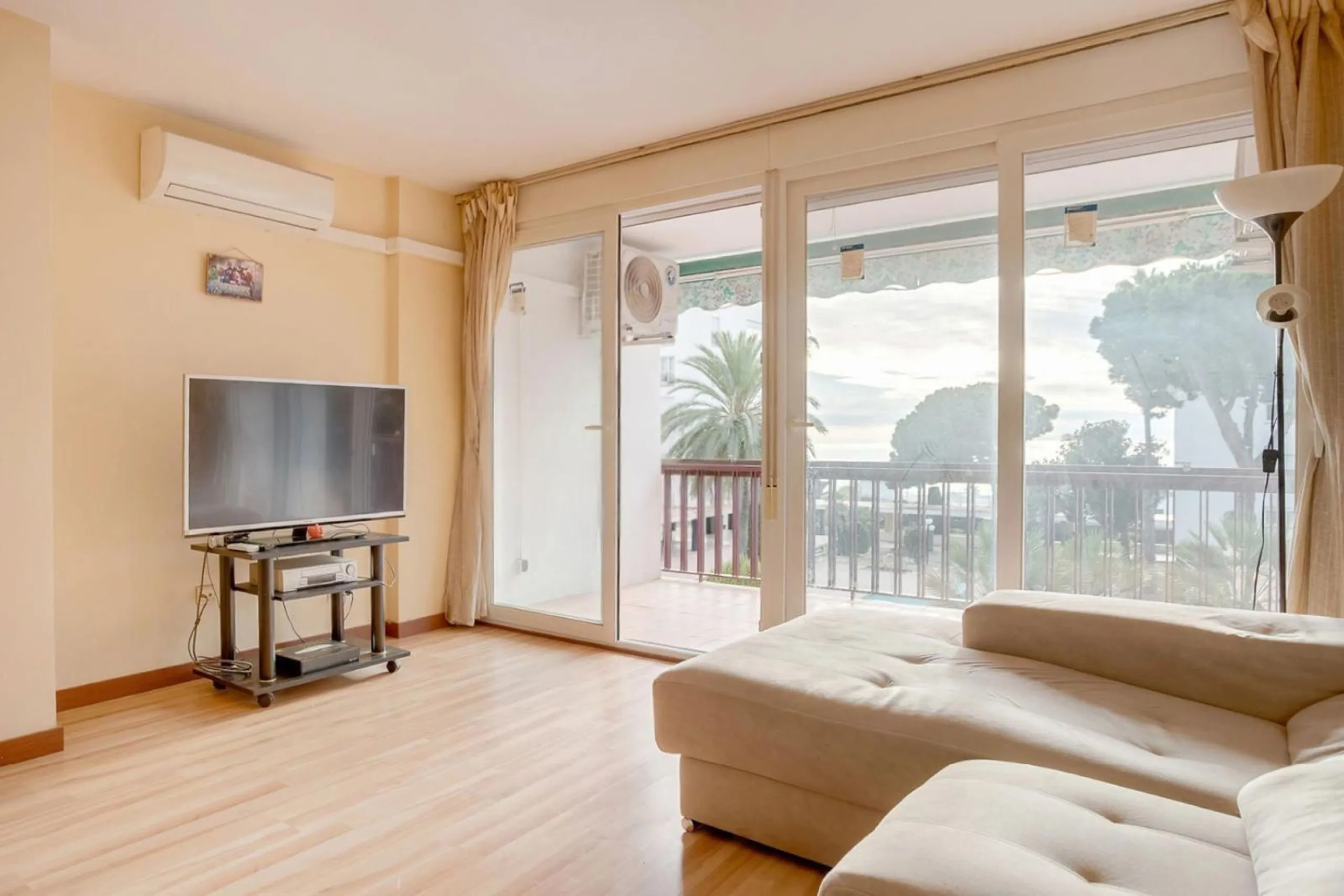 Bright Apartment with Terrace and Pool in the Beach Area of Sant Andreu de Llavaneres, Next to Port Balís
