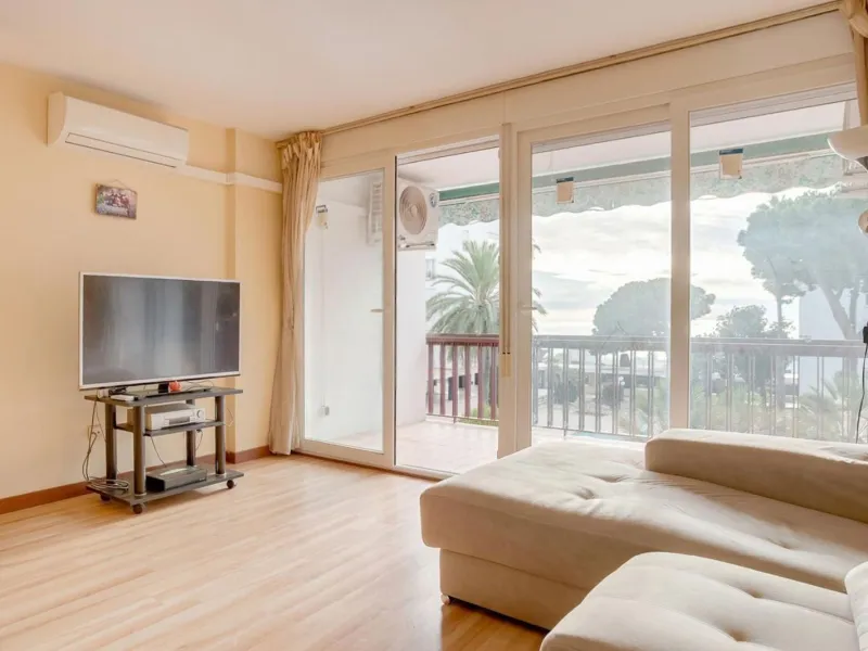 Bright Apartment with Terrace and Pool in the Beach Area of Sant Andreu de Llavaneres, Next to Port Balís