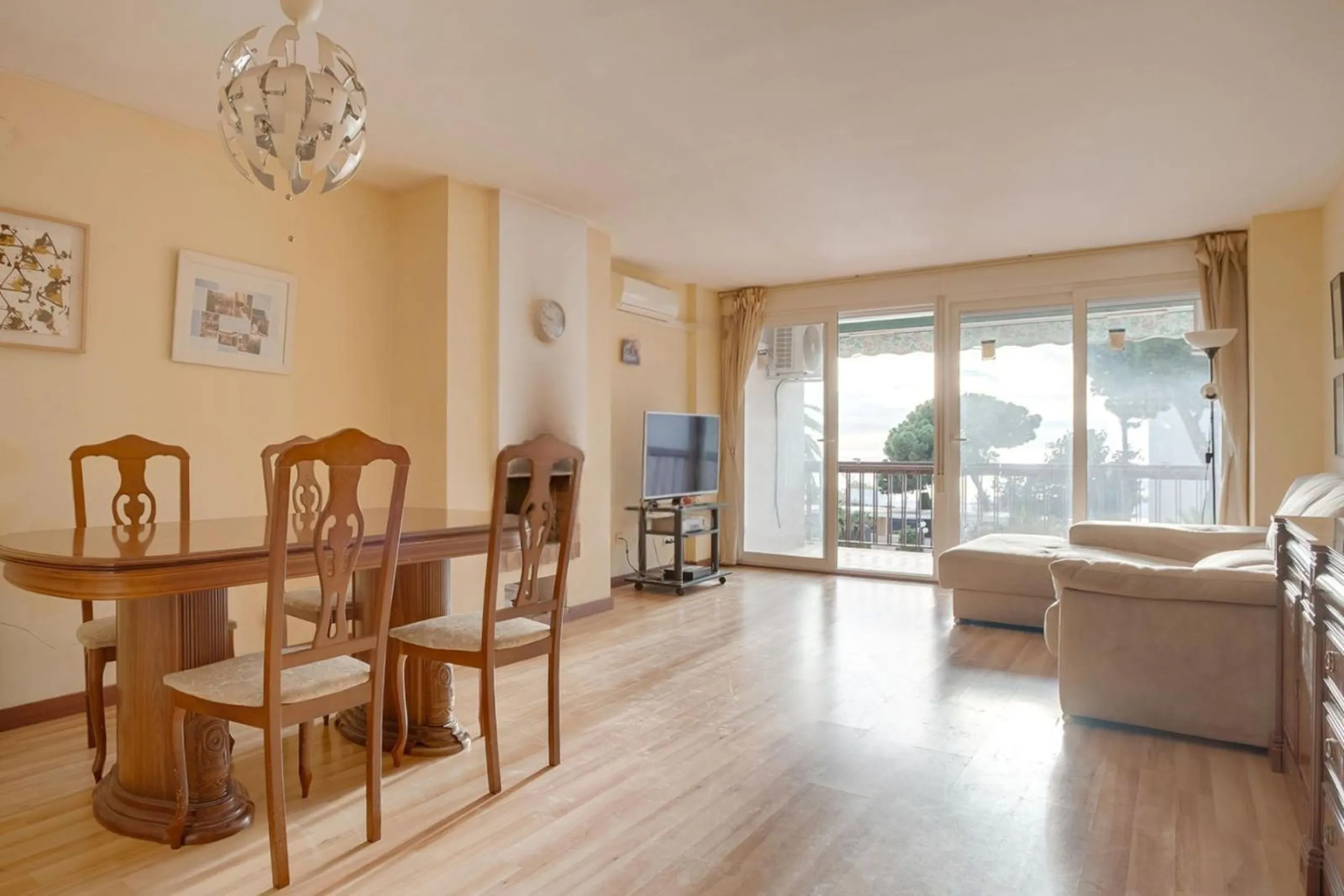 Bright Apartment with Terrace and Pool in the Beach Area of Sant Andreu de Llavaneres, Next to Port Balís