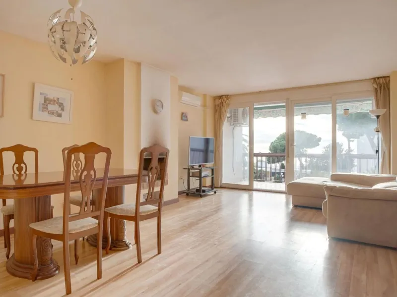 Bright Apartment with Terrace and Pool in the Beach Area of Sant Andreu de Llavaneres, Next to Port Balís