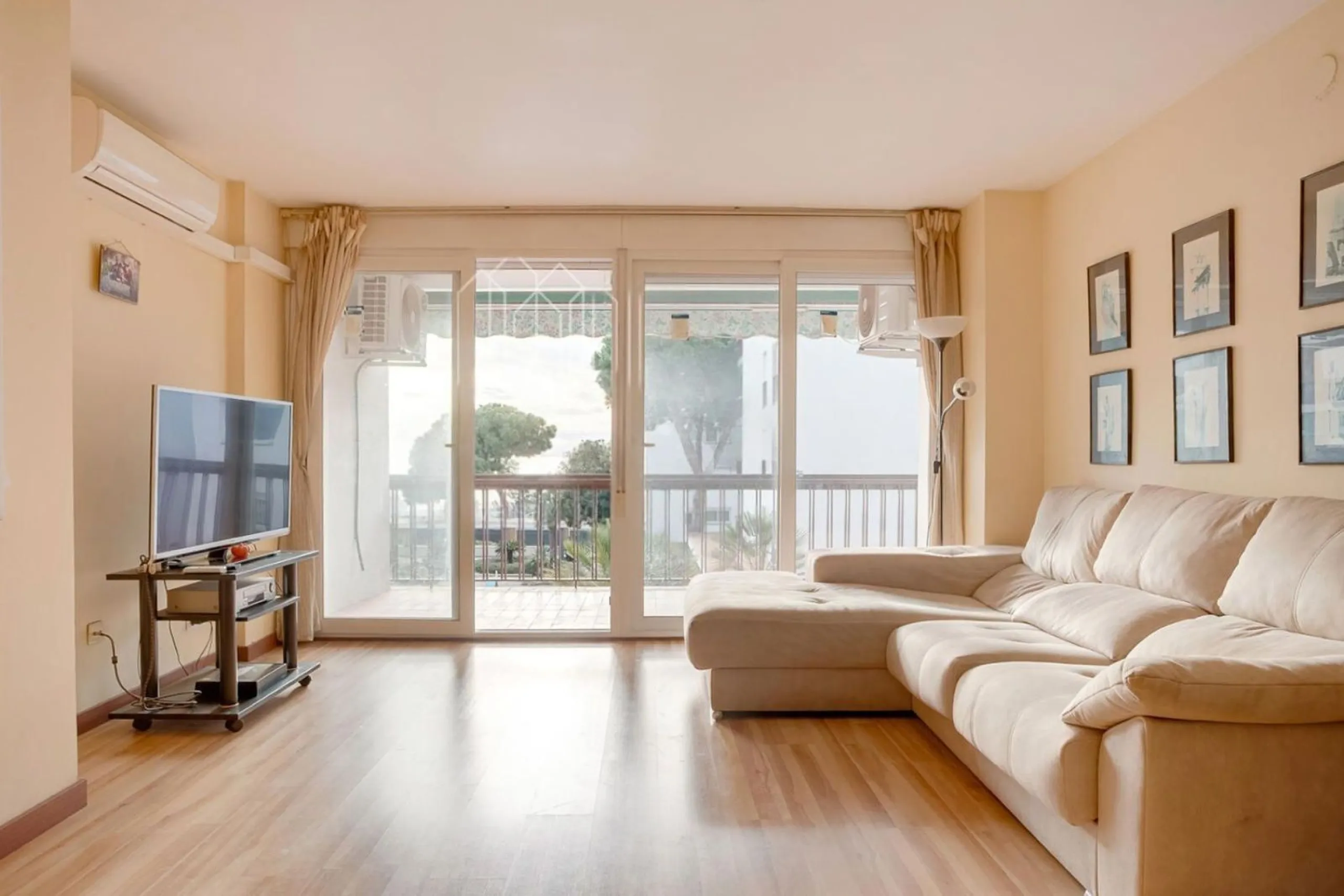 Bright Apartment with Terrace and Pool in the Beach Area of Sant Andreu de Llavaneres, Next to Port Balís