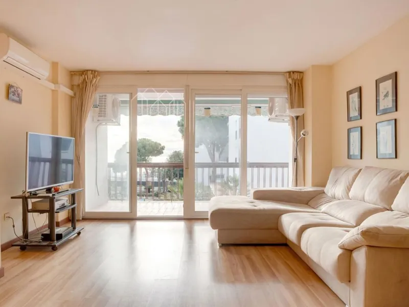 Bright Apartment with Terrace and Pool in the Beach Area of Sant Andreu de Llavaneres, Next to Port Balís