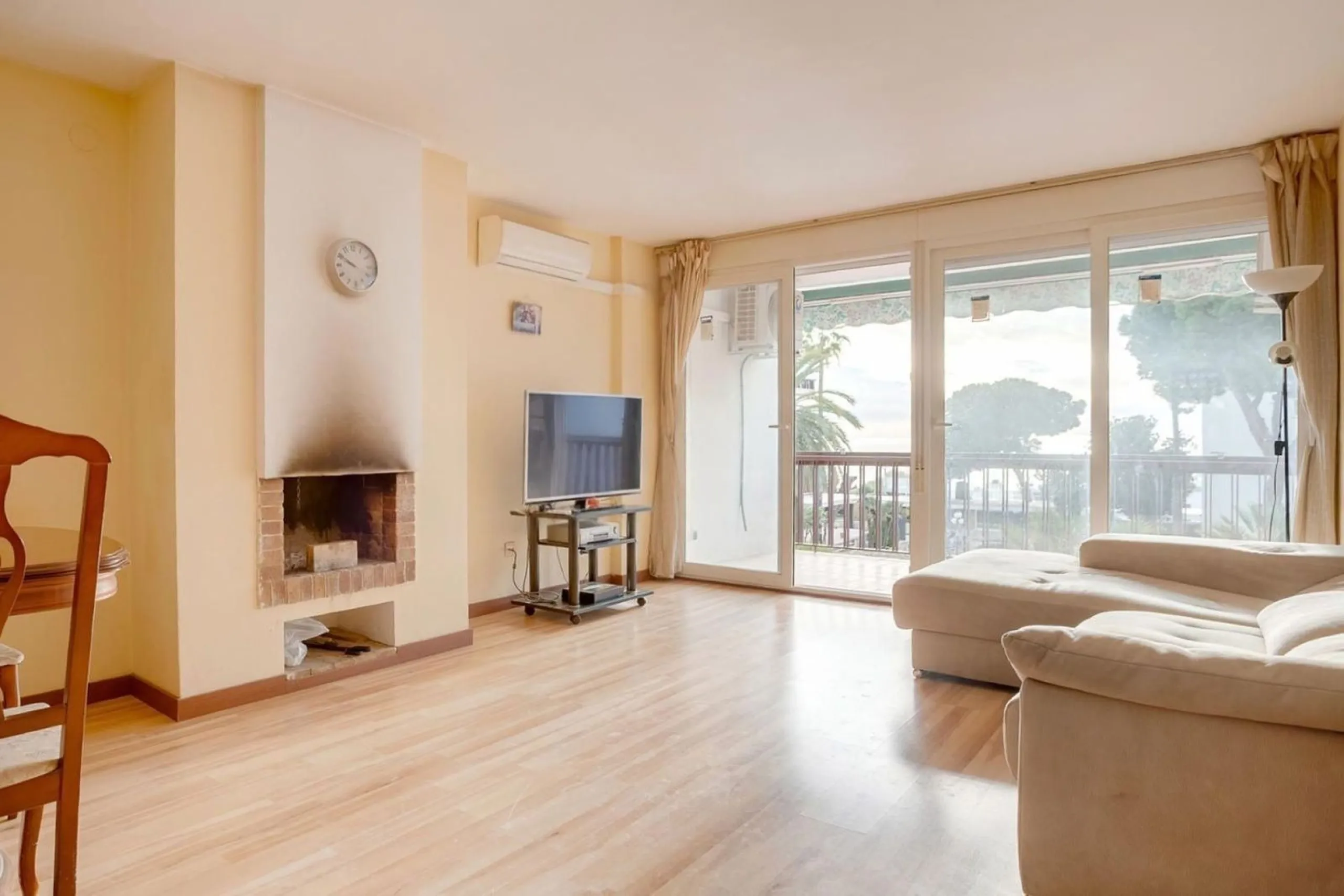 Bright Apartment with Terrace and Pool in the Beach Area of Sant Andreu de Llavaneres, Next to Port Balís