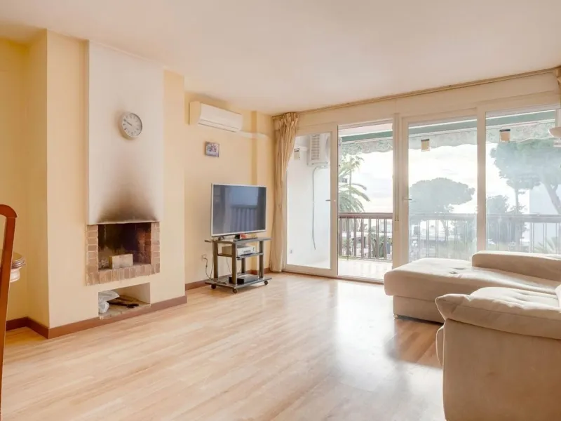 Bright Apartment with Terrace and Pool in the Beach Area of Sant Andreu de Llavaneres, Next to Port Balís