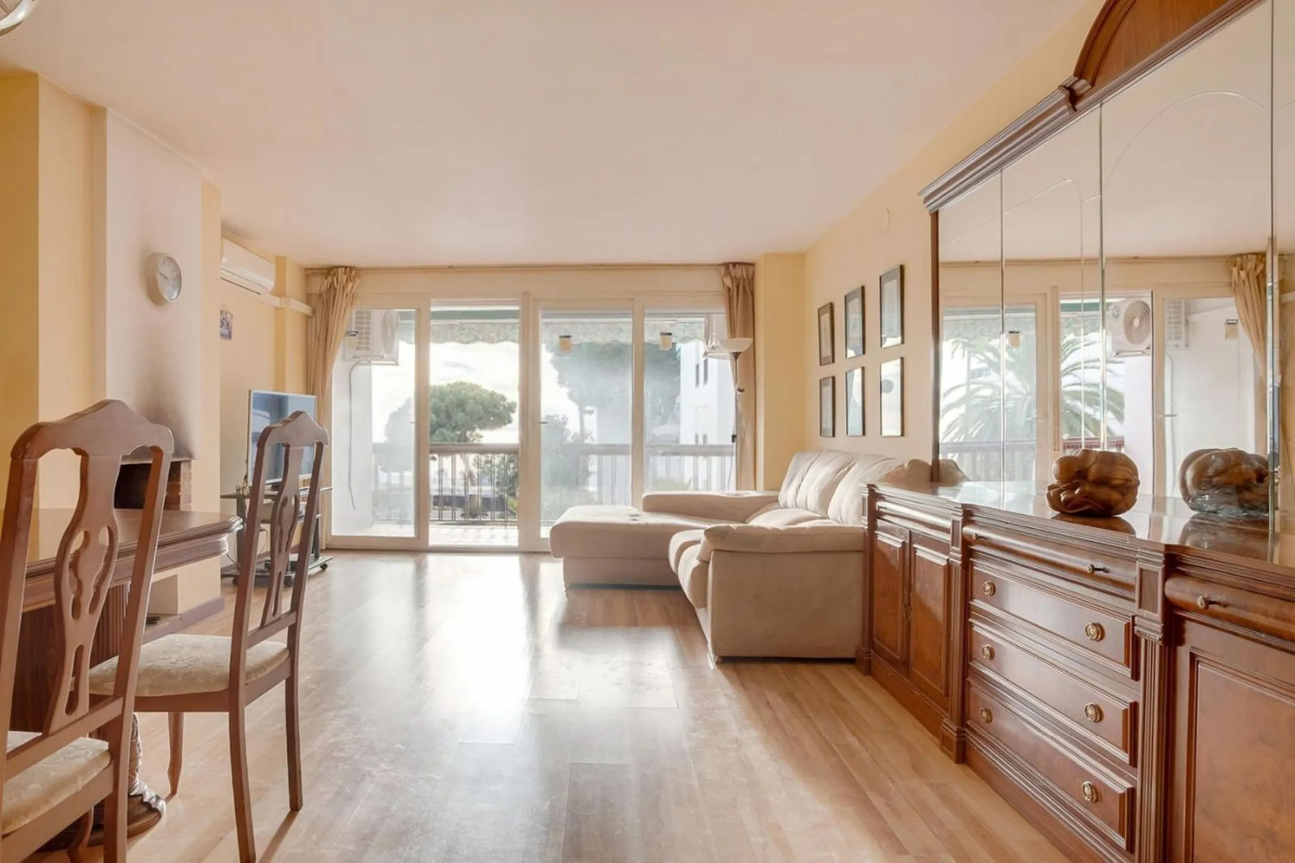 Bright Apartment with Terrace and Pool in the Beach Area of Sant Andreu de Llavaneres, Next to Port Balís