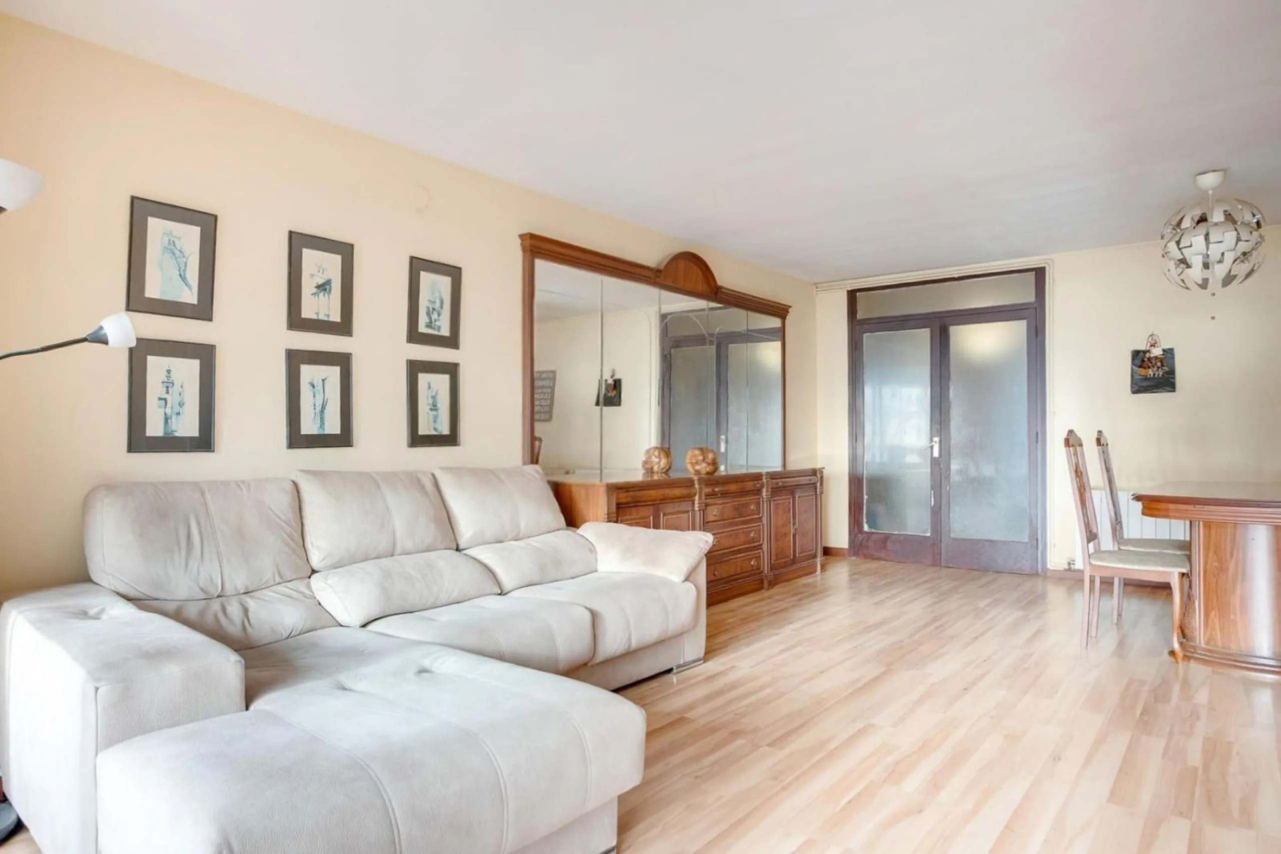 Bright Apartment with Terrace and Pool in the Beach Area of Sant Andreu de Llavaneres, Next to Port Balís