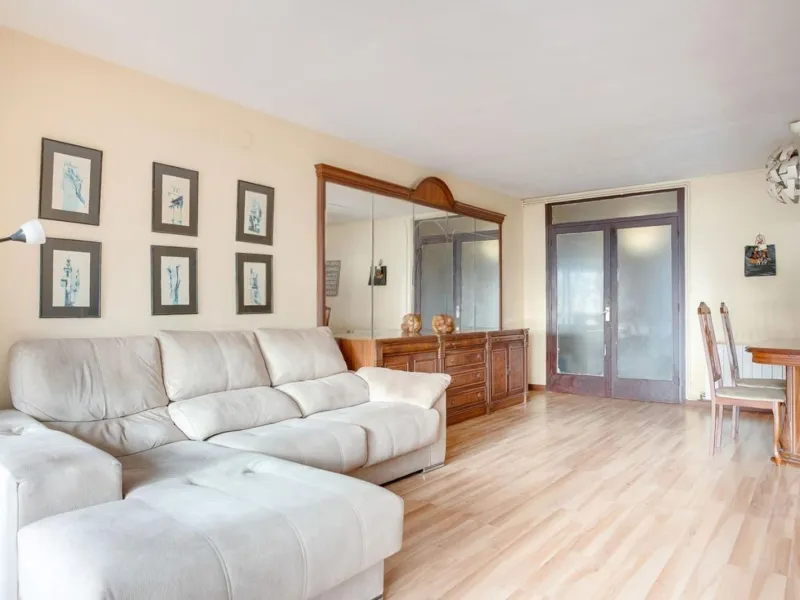 Bright Apartment with Terrace and Pool in the Beach Area of Sant Andreu de Llavaneres, Next to Port Balís