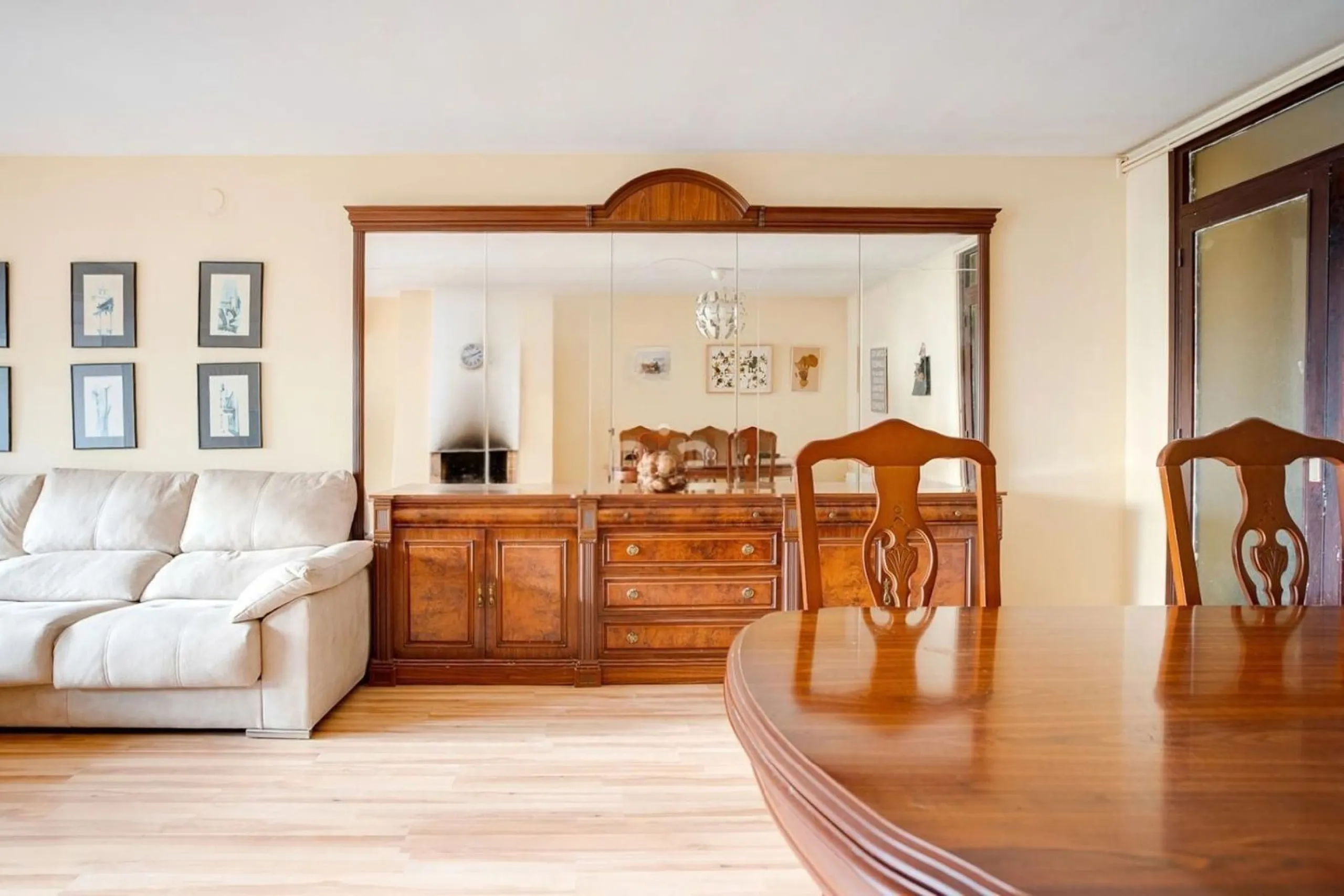 Bright Apartment with Terrace and Pool in the Beach Area of Sant Andreu de Llavaneres, Next to Port Balís