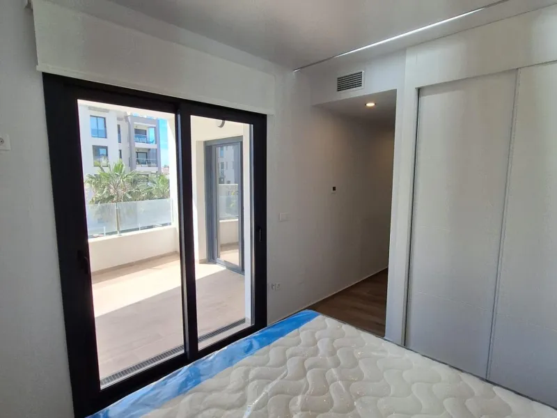 Piso de obra nueva en Villamartin con parking y piscina comunitaria